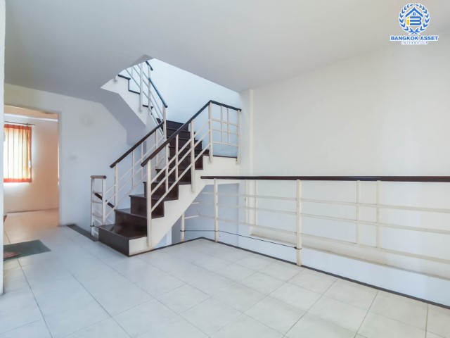 ทาวน์โฮมมือสองย่านกรุงเทพฯ ม.บ้านริมสวน ดอนเมือง เนื้อที่ 19.1 ตร.ว. ฟังก์ชัน 3 ห้องนอน 3 ห้องน้ำ 1 ที่จอดรถ บ้านพร้อมอยู่ แถมฟรี! 3 เครื่องปรับอากาศ เข้า-ออกได้หลายเส้นทาง ถ.แจ้งวัฒนะ ถ.สรงประภา ถ.กำแพงเพชร 6 ใกล้ทางด่วน "ดอนเมืองโทลล์เวย์" และรถไฟฟ้าสายสีแดง "สถานีดอนเมือง"...